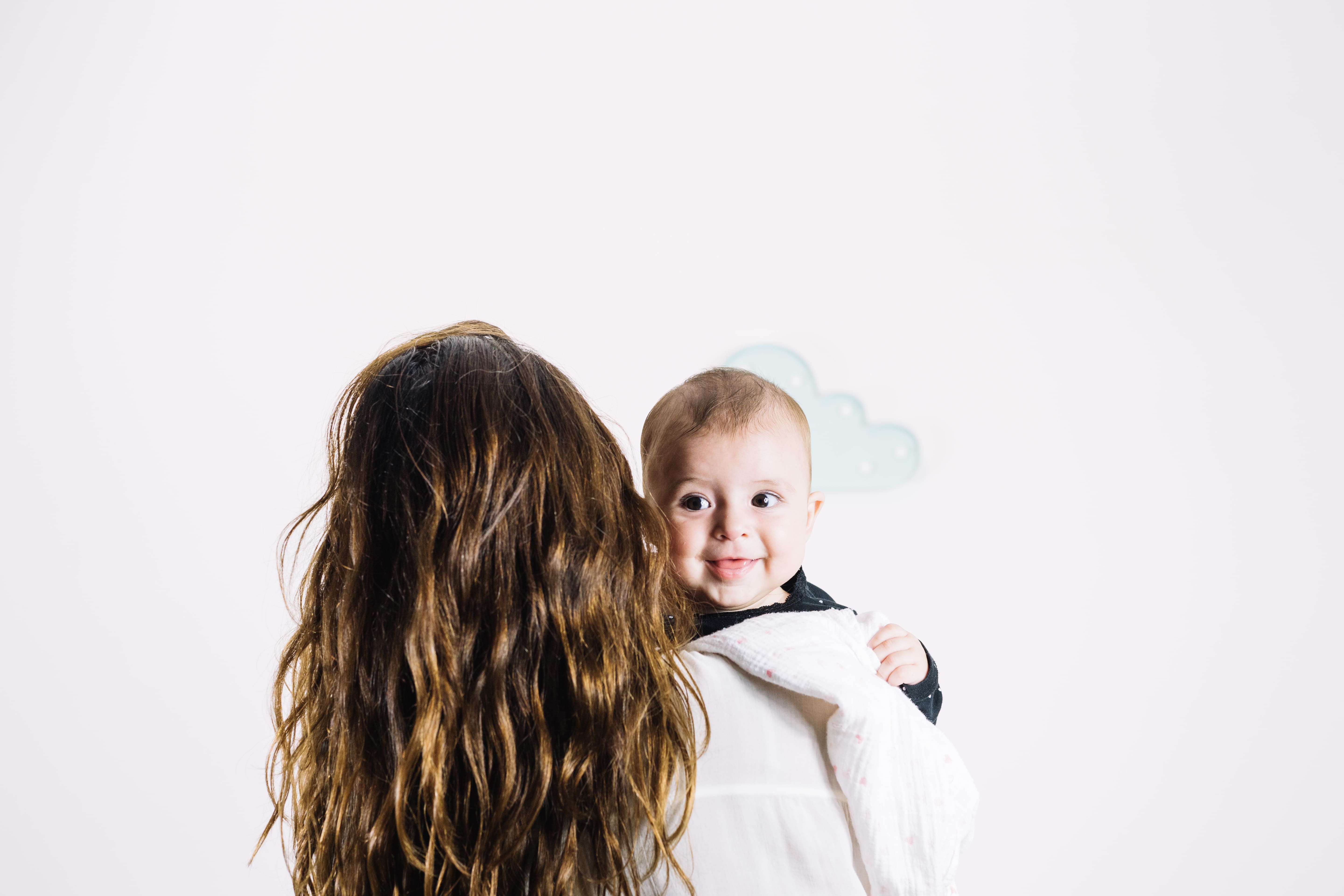 Mãe segurando bebê